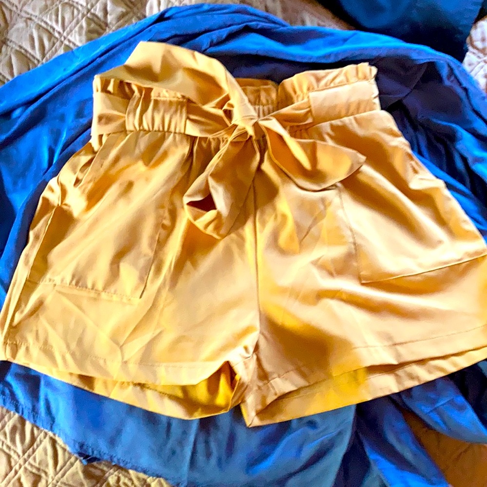 Yellow/gold paperbag shorts, sz L. 2in inseam. Comes with belt. Pockets!